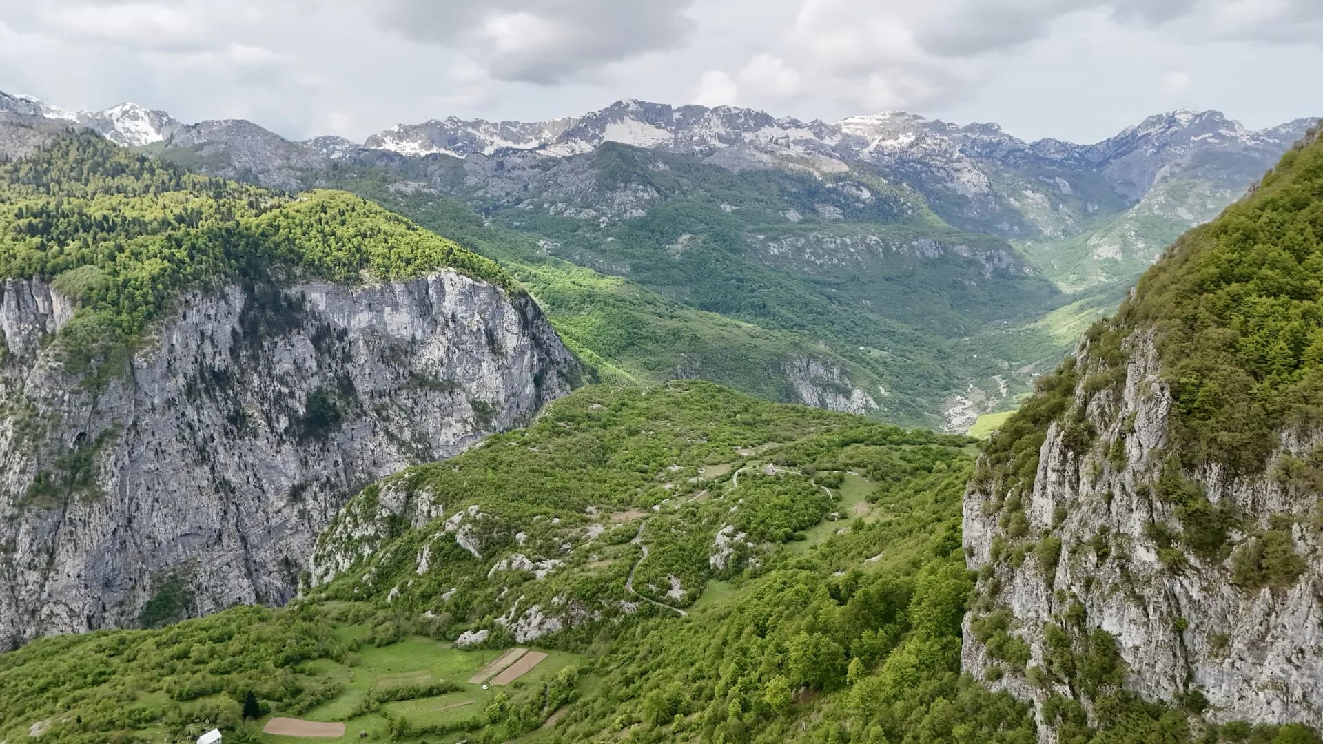 Kanjon i zaseok između krečnjačkih litica
