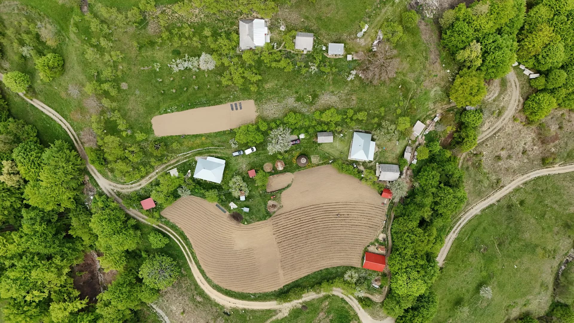LAND PLOTS glavni kadar