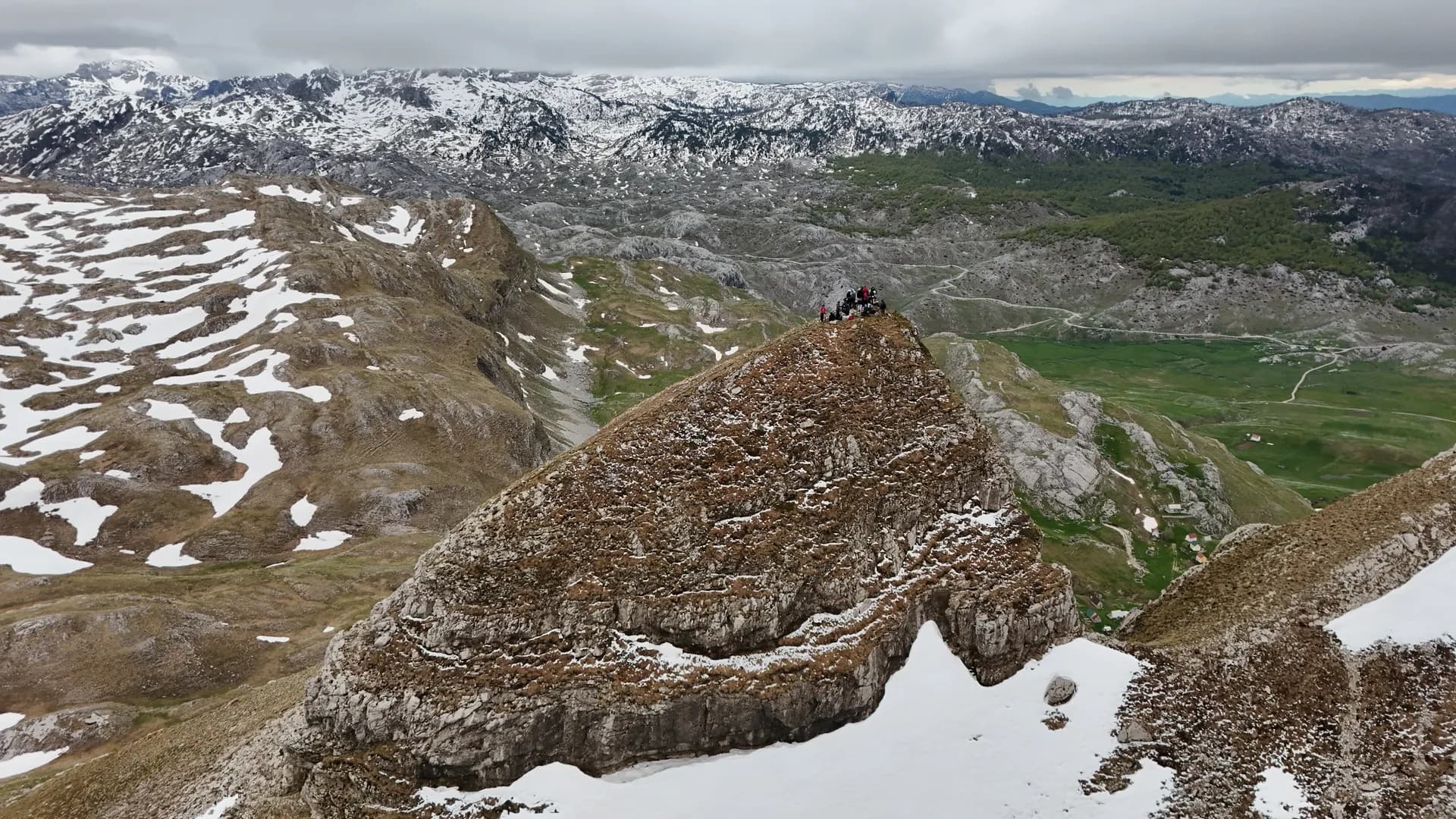 Pogled sa vrha na visoravan i snježne vrhove