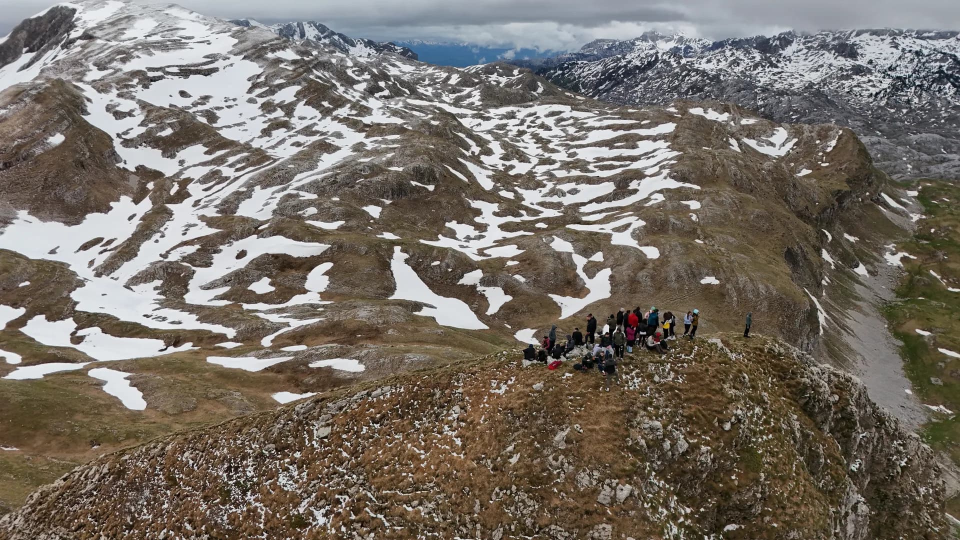 Planinarska grupa na vrhu iznad snježnih polja