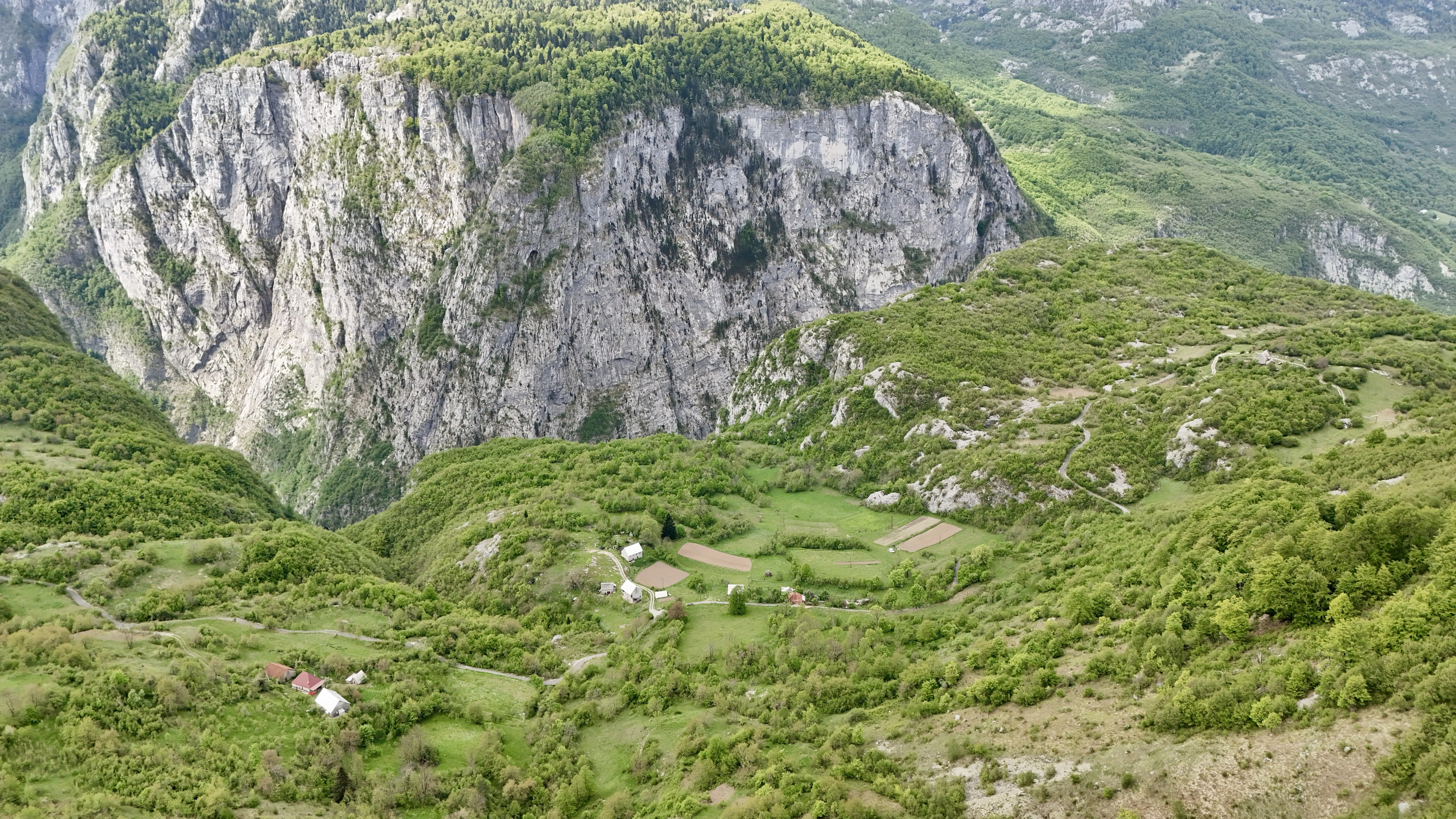 Zaseok i obradive parcele pod velikom liticom