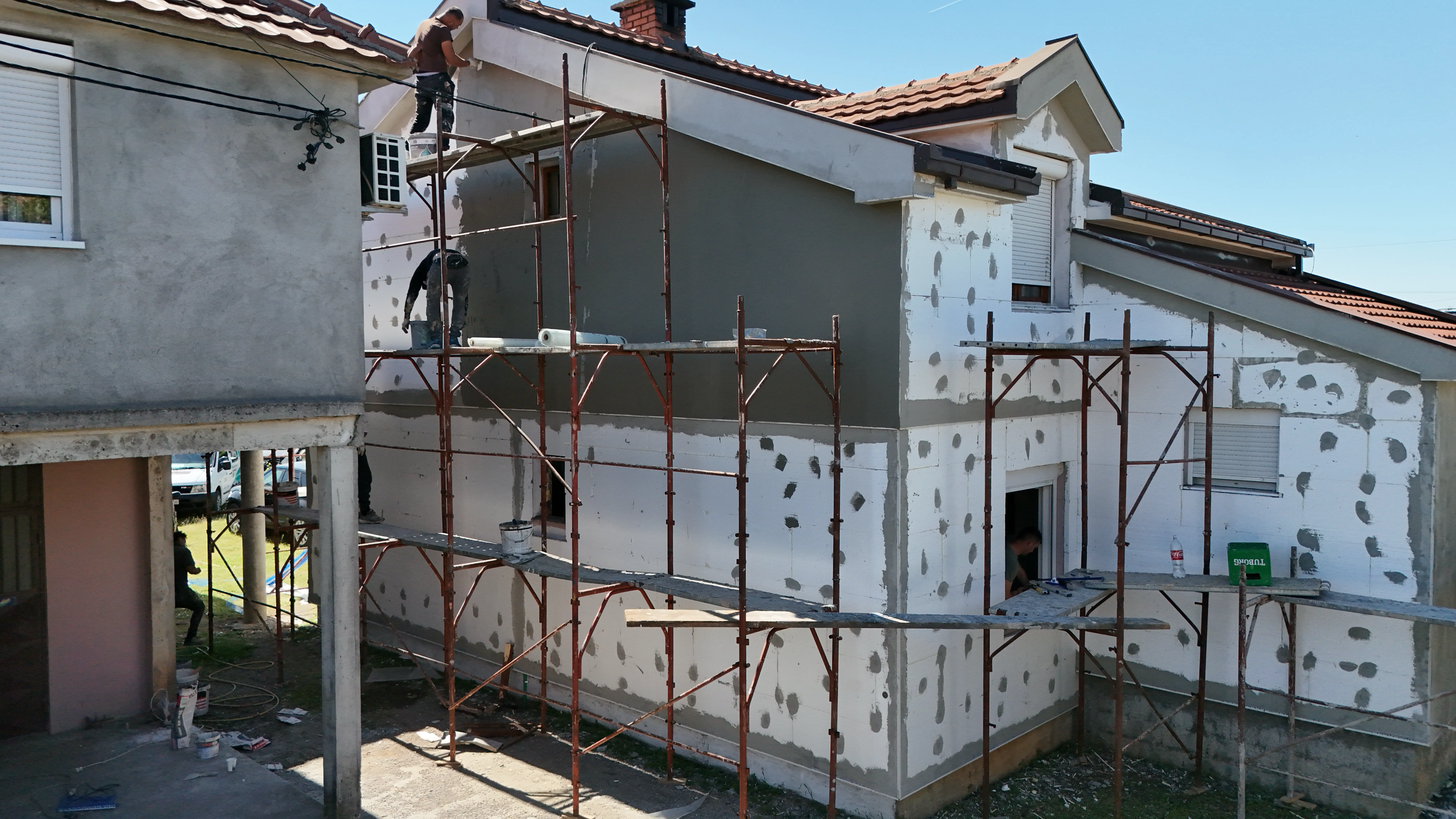 Fasada kuće u izradi — pregled skele i faza radova